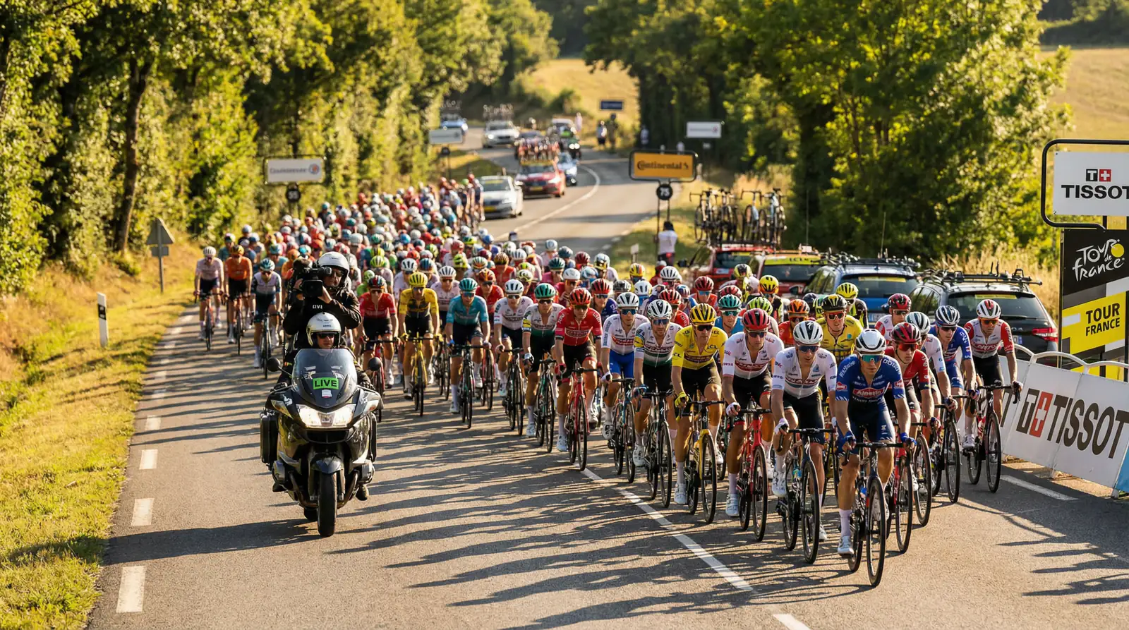 Pelotón ciclista en plena etapa con motos de televisión retransmitiendo la carrera en directo