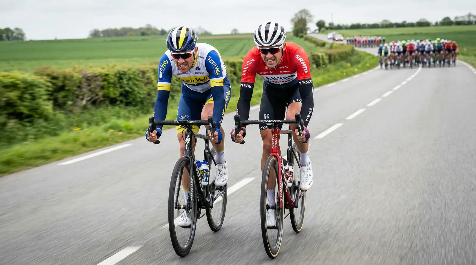 Dos ciclistas rodando codo con codo en un duelo durante una etapa de ciclismo profesional