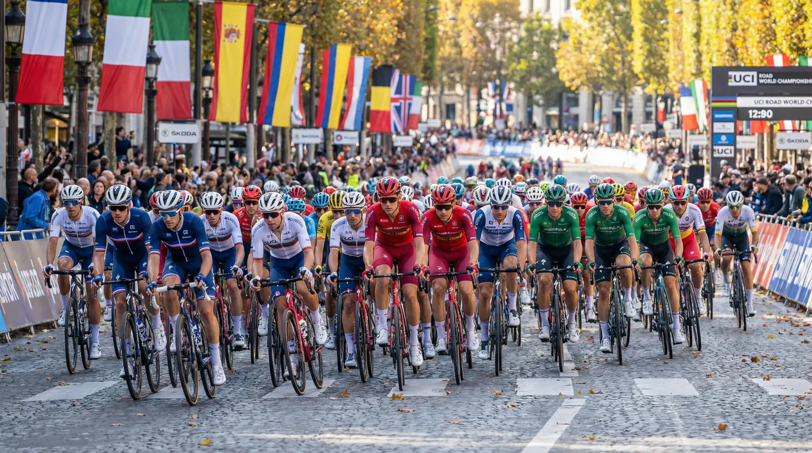 Ciclistas con maillots de selecciones nacionales compitiendo en el Mundial de ciclismo en ruta